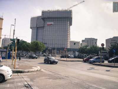 Sullo sfondo si erge l�alto ex Hotel Ambasciatori, oggi completamente coperto da materiale protettivo, perch� oggetto di lavori di ristrutturazione